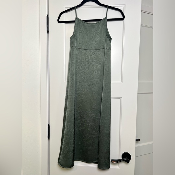 H&M Olive Green Textured Maxi Dress (14) - Picture 1 of 3